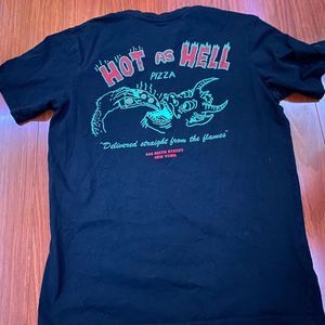 Medium black hot as hell pizza t shirt
